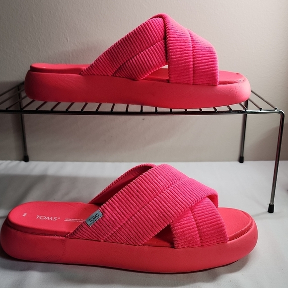 Toms Vibrant Pink Ribbed Slides - Picture 4 of 9